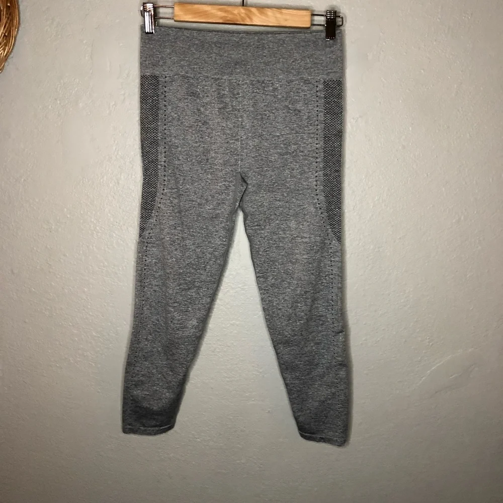 Fabletics Grey Mid-Rise Seamless Dot Capri Small - Picture 2 of 6